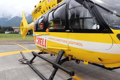 Paesaggio montano con torrente, operazioni di soccorso in ambiente rupestre dolomitico