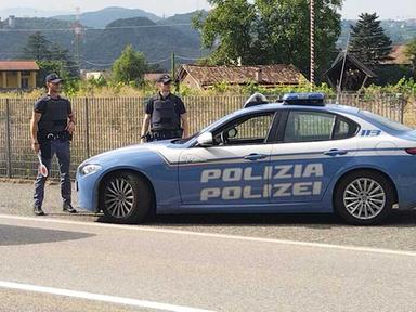 Agenti della Polizia di Stato operano per strada durante un controllo e un arresto in città, immagine di approfondimento