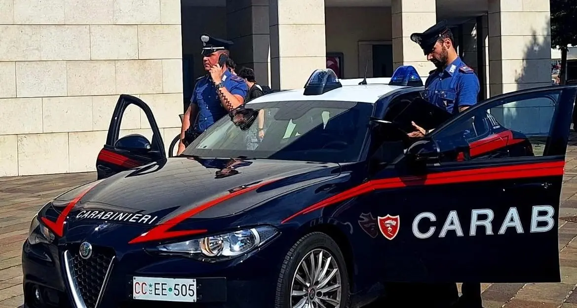 Controlli a raffica nei parcheggi di Bolzano: si costituisce un latitante