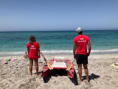 Scene di spiaggia e acque naturali in Italia con bagnanti e zone acquatiche