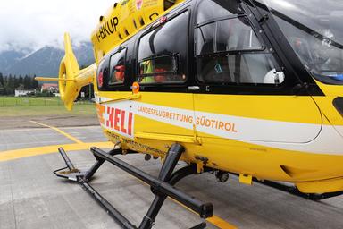 Zona montuosa rocciosa con canalone, intervento di soccorso in alta quota, equipaggio di salvataggio alpino, immagine di approfondimento