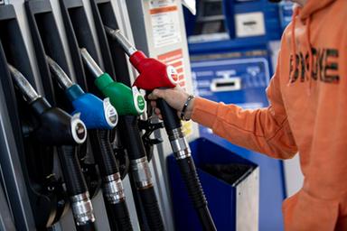 Pompa di benzina e contatore di energia con frecce rialziste, simboli di aumento costi, immagine di approfondimento