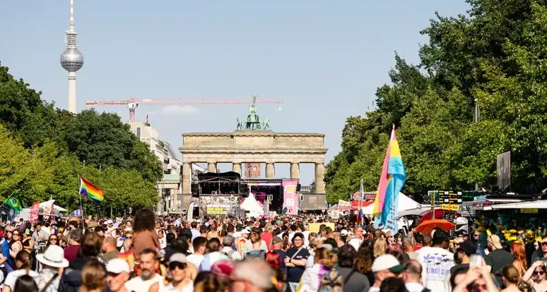 Berlino, auto investe i partecipanti al Pride
