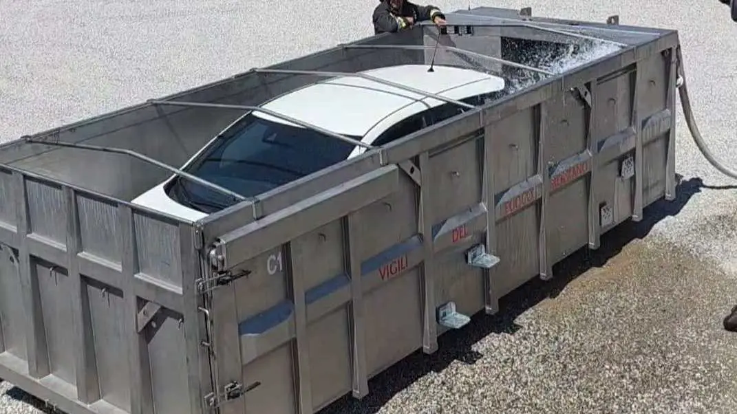 Auto elettrica in fiamme a Varna: i vigili la immergono in un container pieno d'acqua