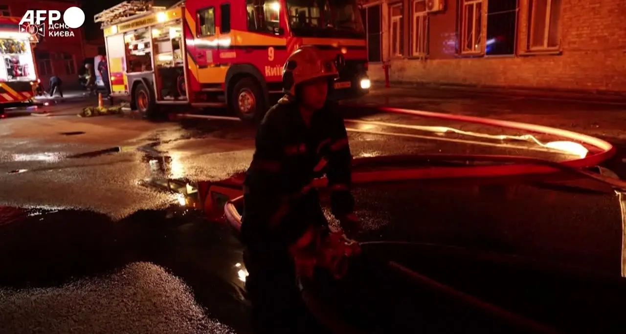 Raid notturno su Kiev, incendi in tre quartieri