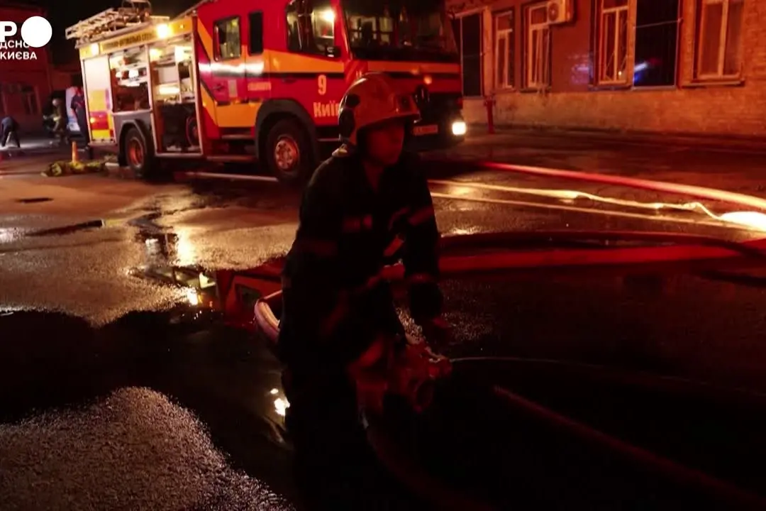 Raid notturno su Kiev, incendi in tre quartieri