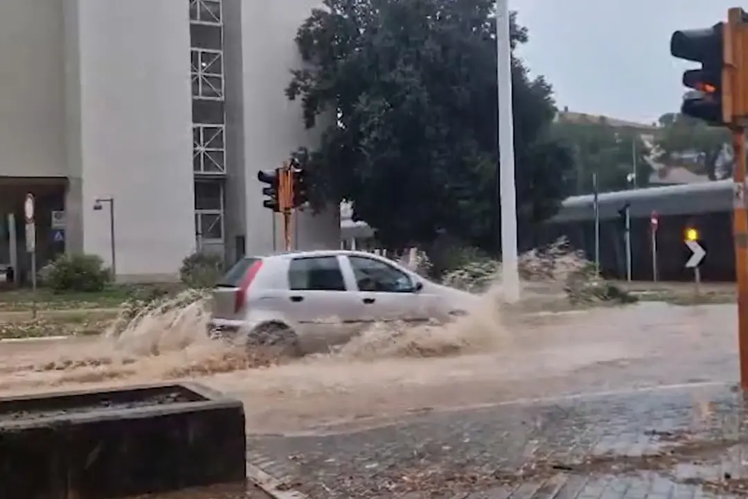 Maltempo a Perugia, disagi per gli automobilisti nelle vie allagate