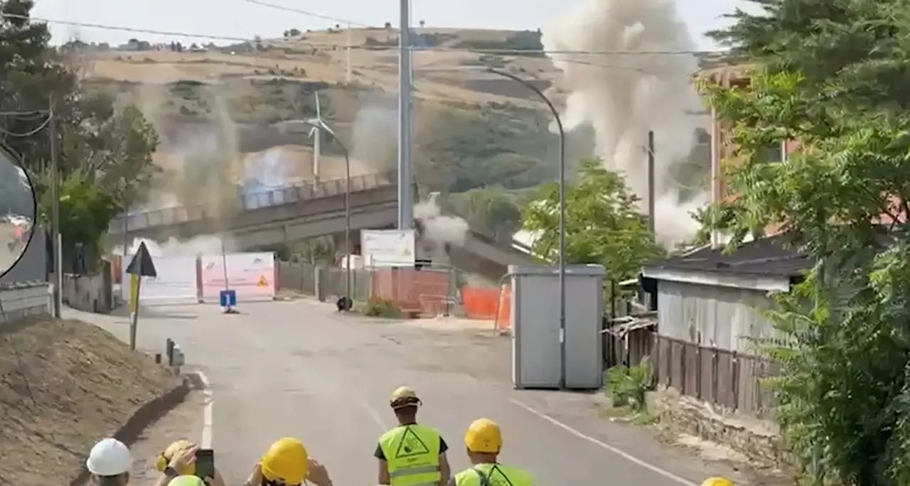 Potenza, abbattuta la campata centrale del viadotto Tiera