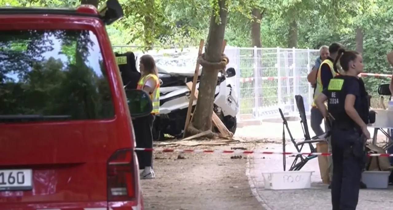Attacco al Pride di Berlino, il minivan semi-distrutto e i rilievi della Polizia