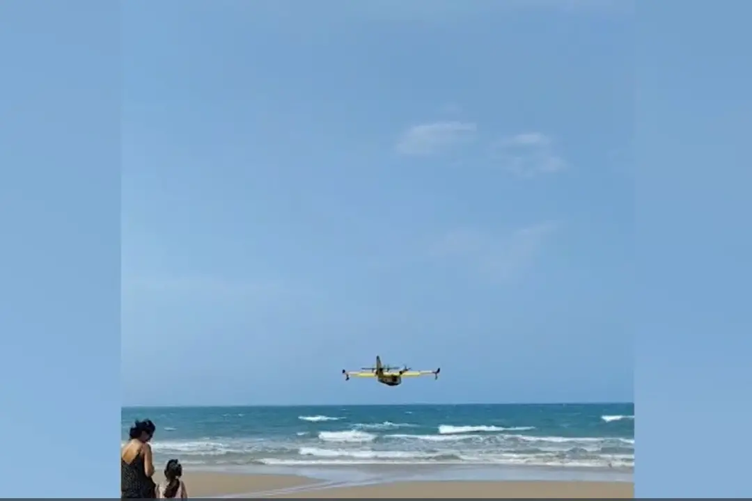 Incendio sul Gargano, Canadair in azione a Peschici