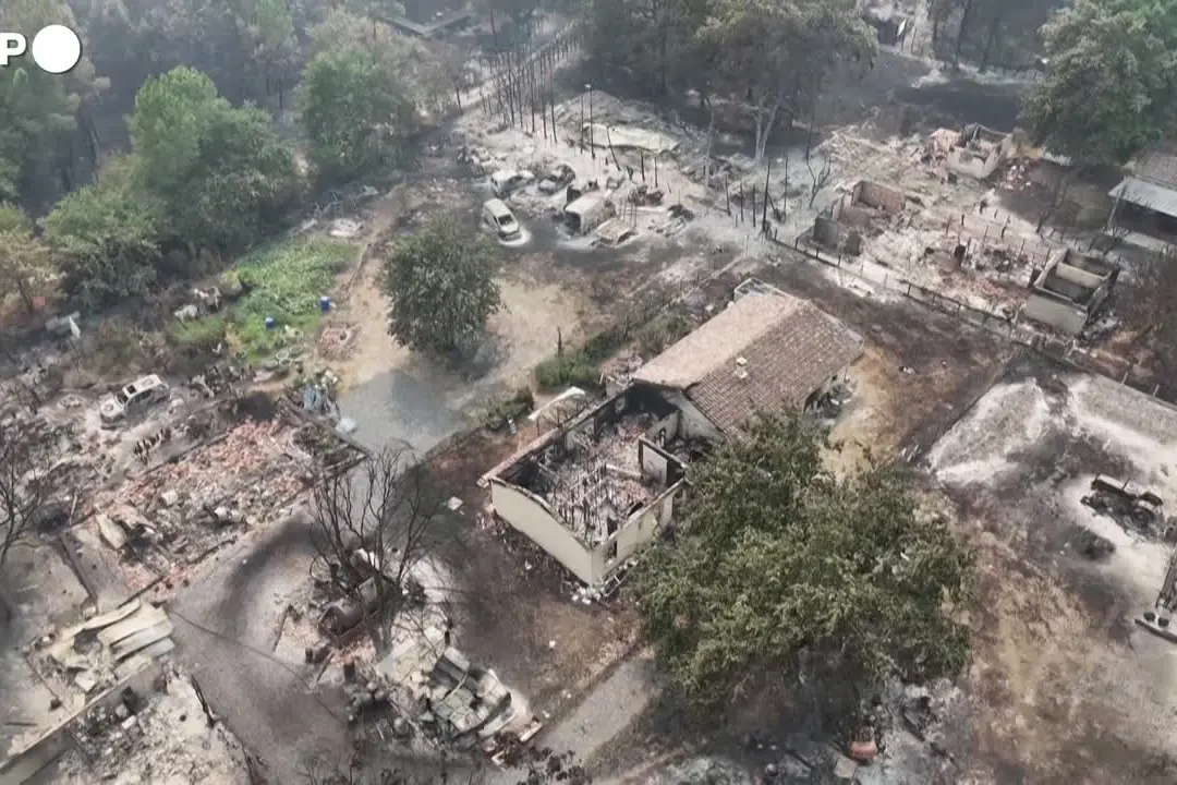 La cittadina francese di Le Porge devastata dagli incendi