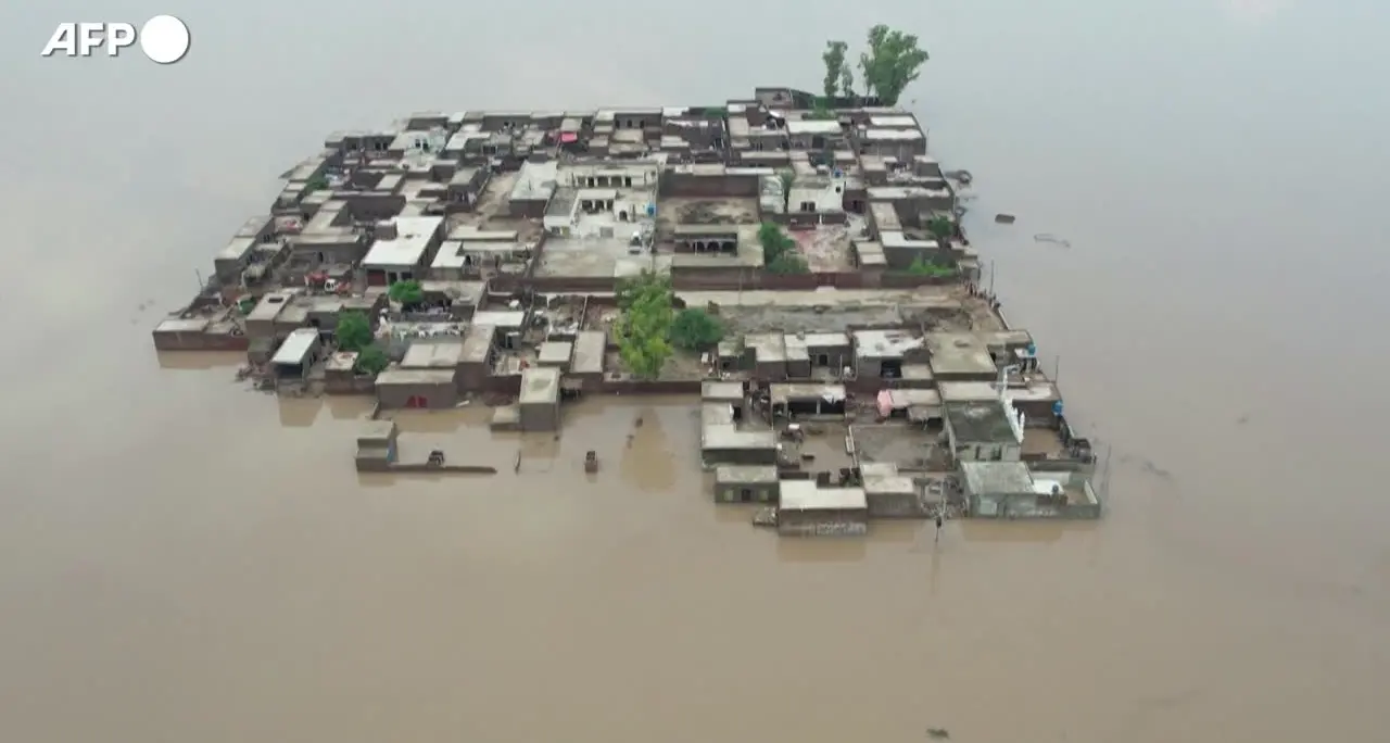 Alluvione in Pakistan, case sommerse e residenti evacuati