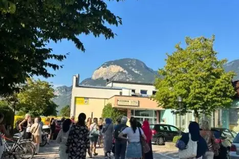 Salorno, debutta l'ora solo per donne al lido: scontro tra Lega e musulmane