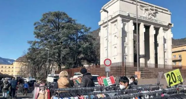 Per il mercato in piazza Vittoria fissato il trasloco: sarà l'8 agosto