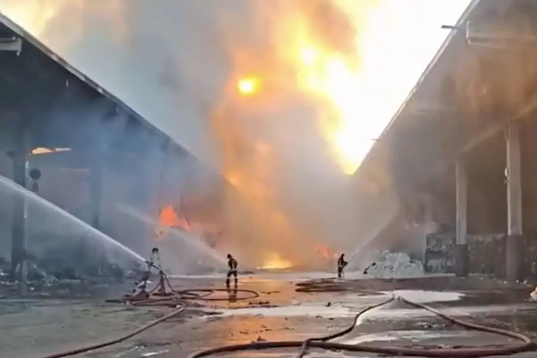 Domato dopo 5 ore un rogo in un'azienda di trattamento rifiuti nel Milanese