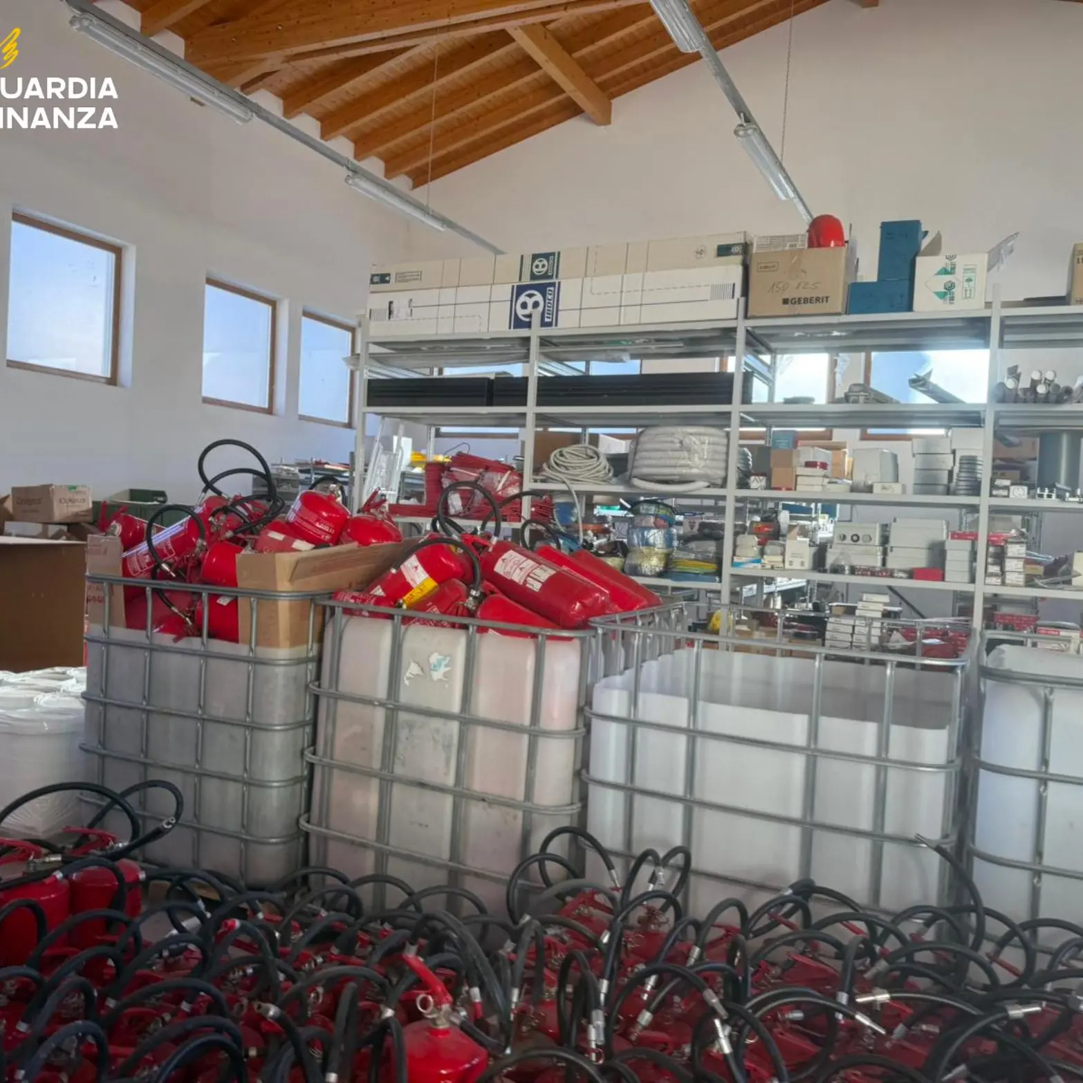 Imprenditore trentino accusato di ricaricare estintori con polveri esauste