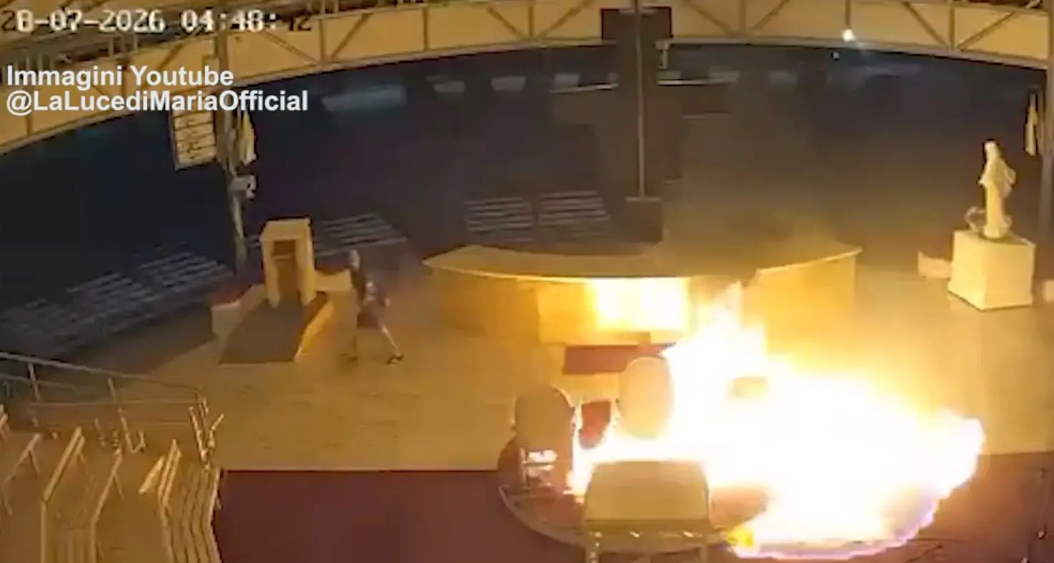Vandalismo a Medjugorje: danneggiata la statua della Madonna e incendiato l'altare