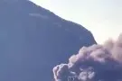Incendio alla discarica Ischia Frizzi di Vadena, alta colonna di fumo visibile per chilometri