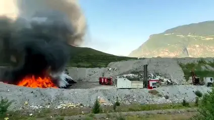 Vadena, le immagini del vasto incendio alla discarica Ischia Frizzi