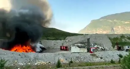 Vadena, le immagini del vasto incendio alla discarica Ischia Frizzi