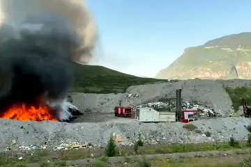 Vadena, le immagini del vasto incendio alla discarica Ischia Frizzi