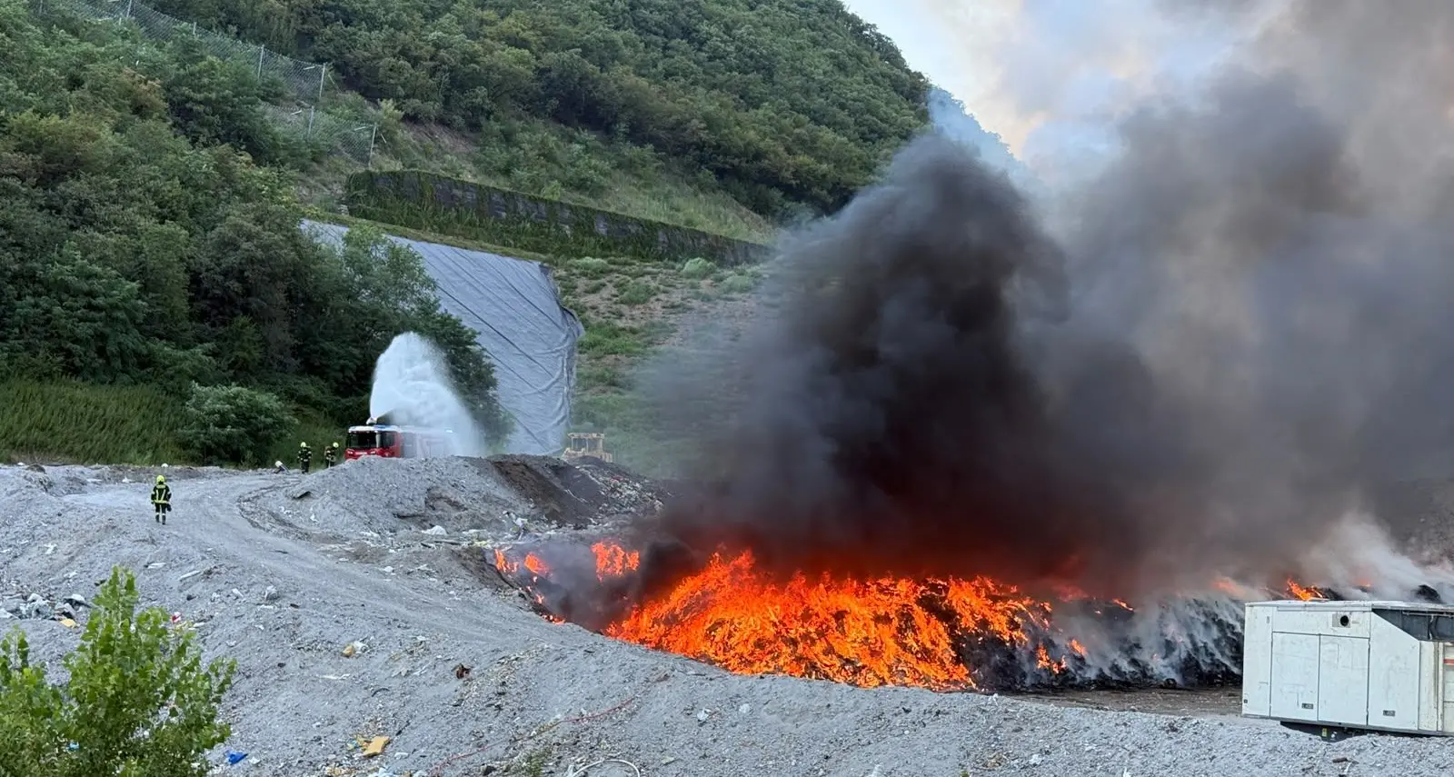 Incendio alla discarica Ischia Frizzi di Vadena: «Autocombustione dei rifiuti, nessuna allerta»
