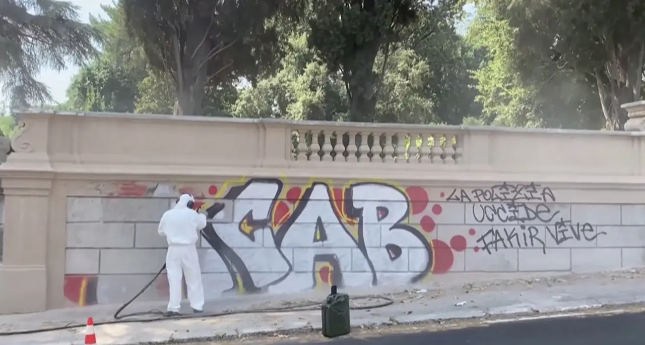La battaglia di un giovane contro i graffiti a Roma: \"Servono pene severe\"