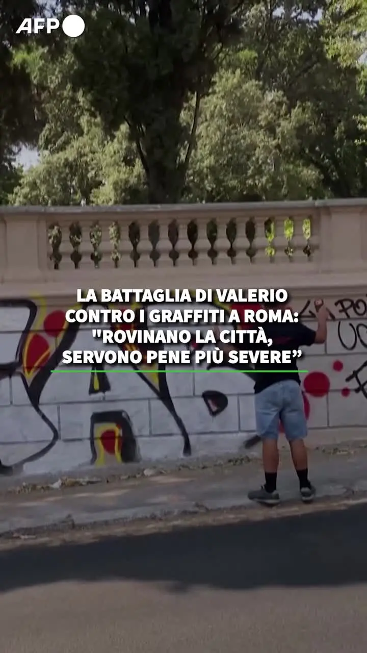 La battaglia di Valerio contro i graffiti a Roma: \"Rovinano la città, servono pene più severe\"