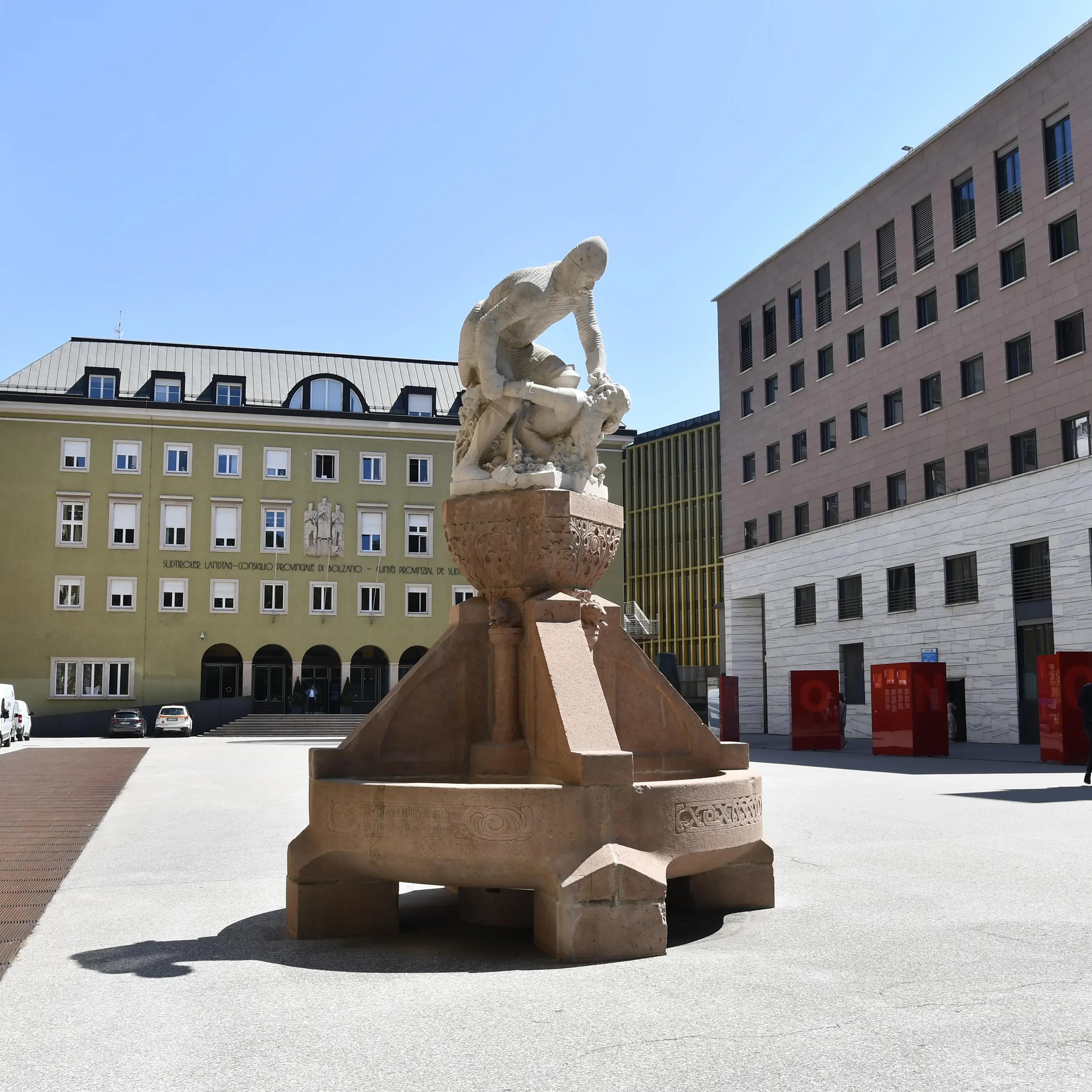 Re Laurino lascia la piazza, arriva Silvius Magnago
