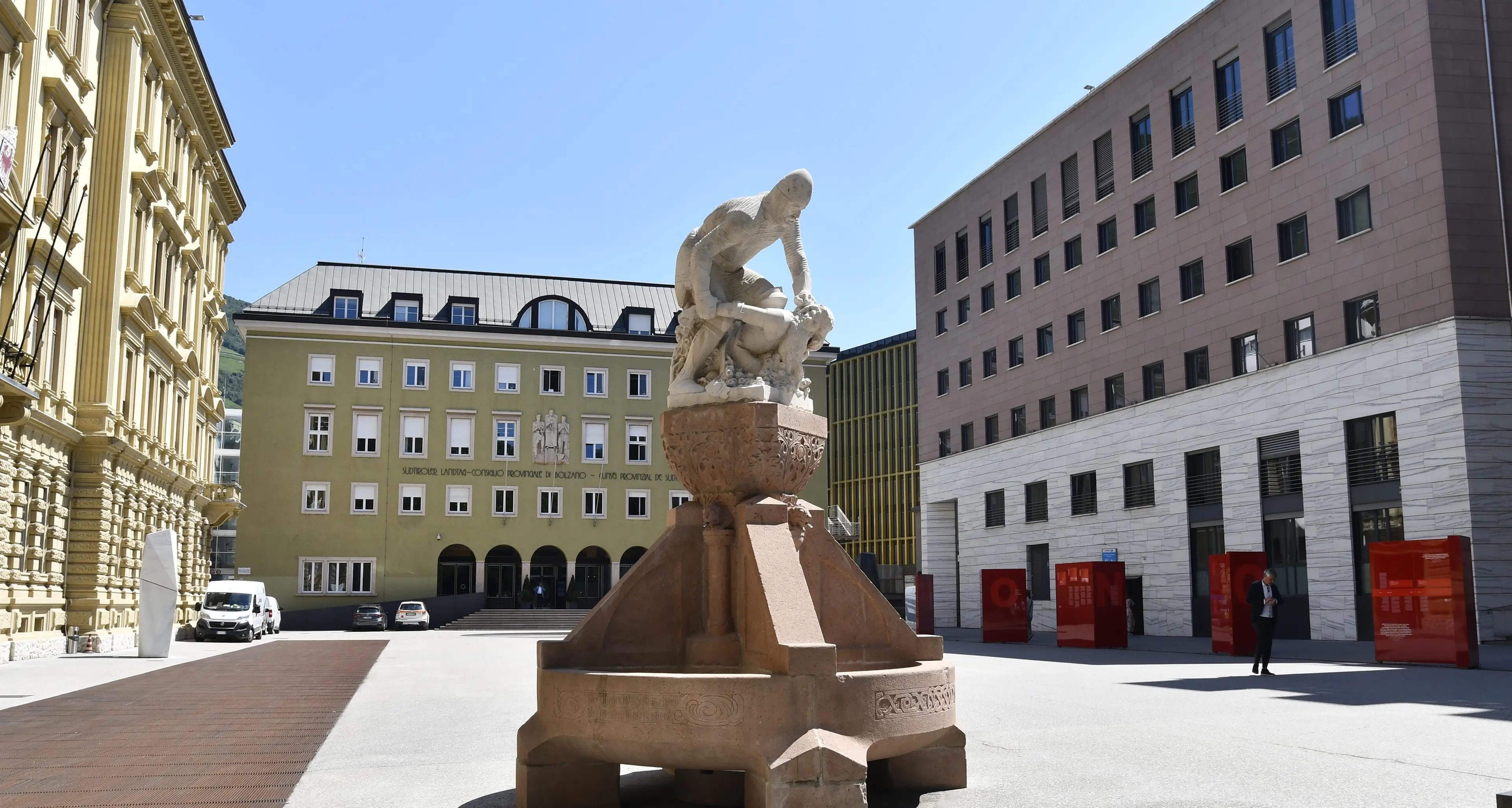Re Laurino lascia la piazza, arriva Silvius Magnago