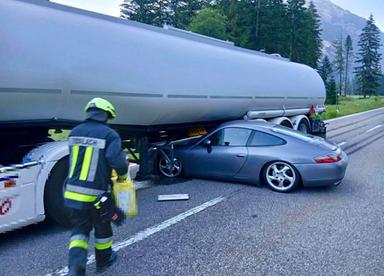 Porsche finisce sotto un'autocisterna: paura sulla statale