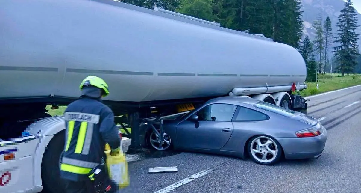 Porsche finisce sotto un'autocisterna: paura sulla statale