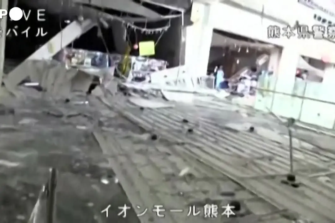 Terremoto in Giappone, i danni all’interno del centro commerciale distrutto