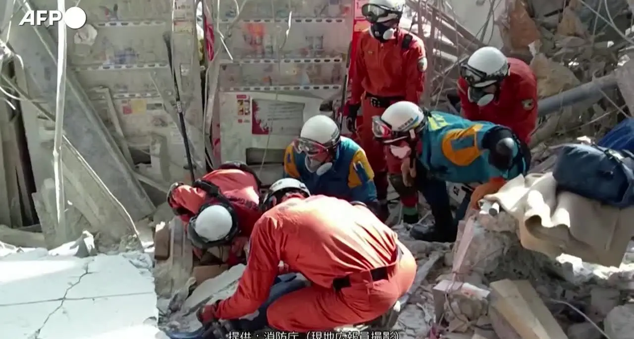 Terremoto in Giappone, le operazioni di soccorso nel centro commerciale crollato