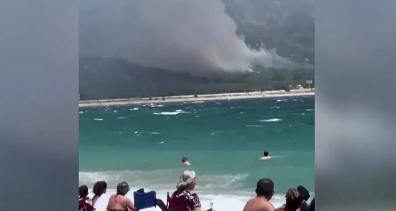 Turchia, gli incendi minacciano le località turistiche: evacuati in centinaia