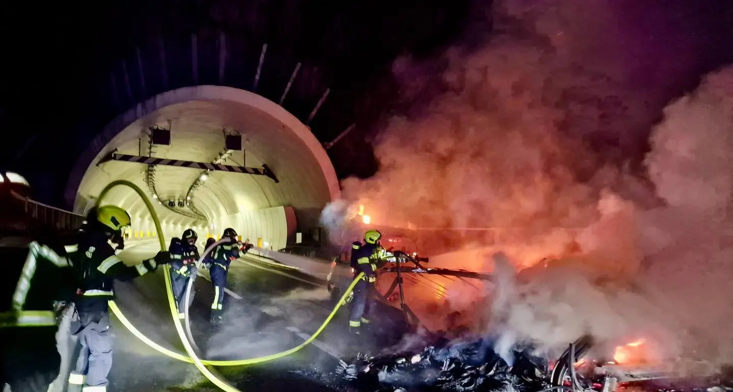 A22, furgone distrutto dalle fiamme a Cardano: illeso il conducente