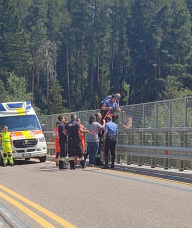 Brunico, tenta di gettarsi da un cavalcavia: salvato dai carabinieri dopo un’ora di dialogo