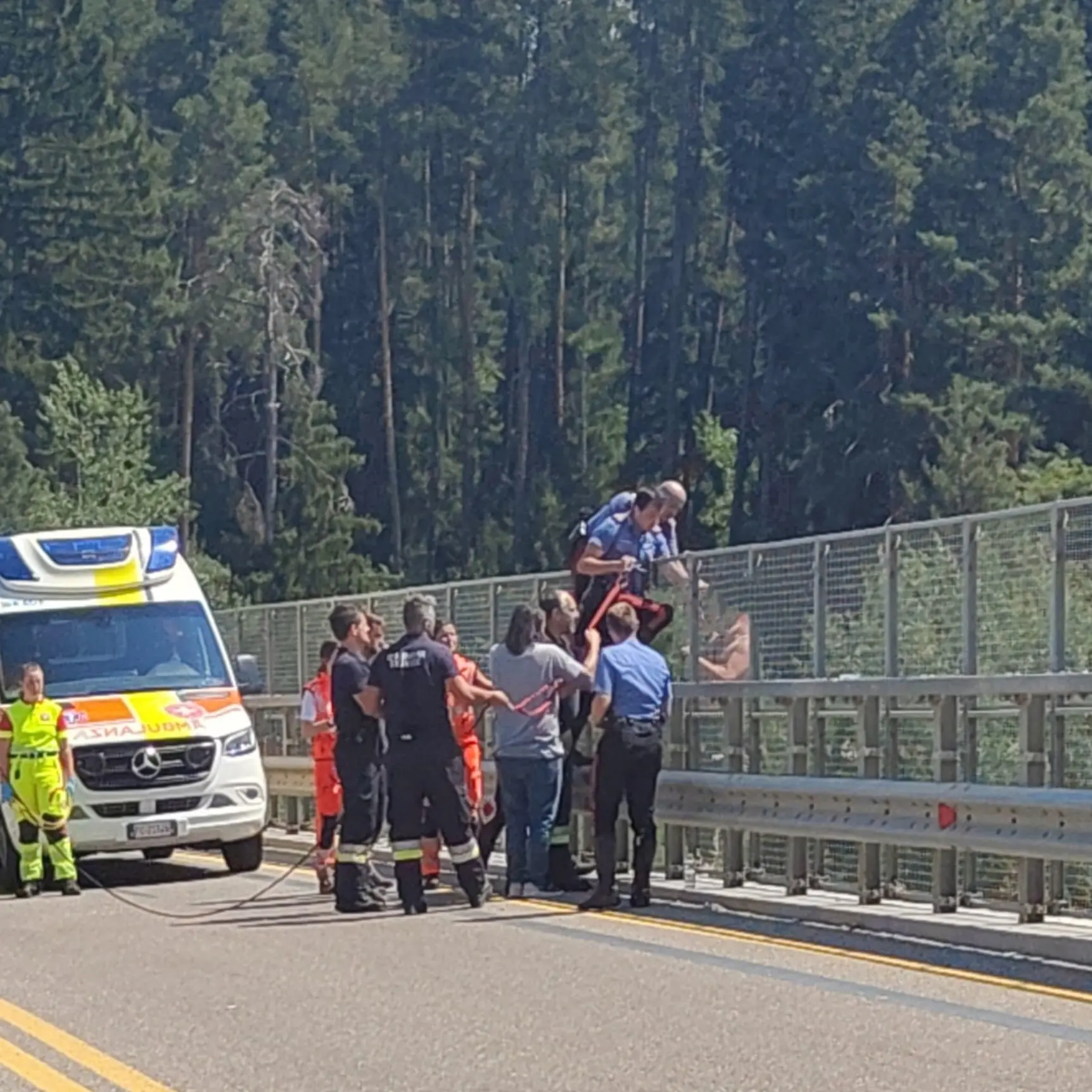 Brunico, tenta di gettarsi da un cavalcavia: salvato dai carabinieri dopo un’ora di dialogo