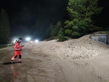 Frana tra Corvara e La Villa: massi e fango invadono la strada nella notte