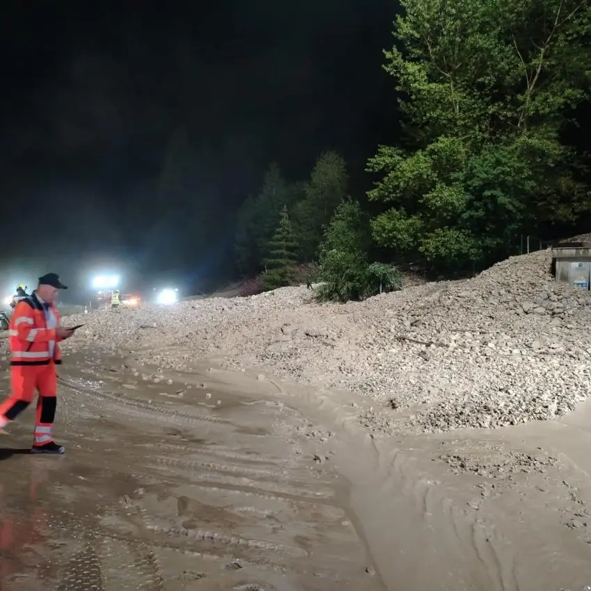 Frana tra Corvara e La Villa: massi e fango invadono la strada nella notte