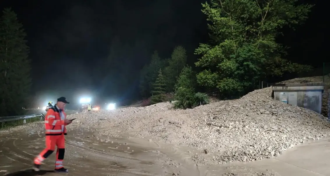 Frana tra Corvara e La Villa: massi e fango invadono la strada nella notte
