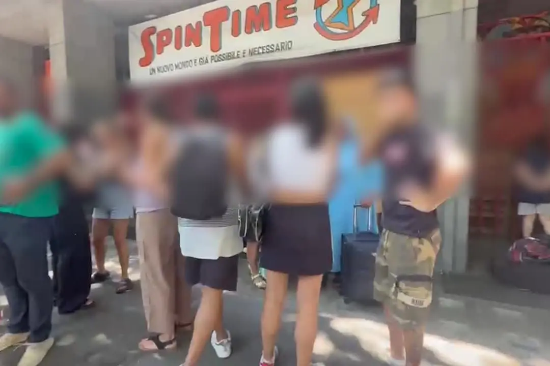 Spin Time Lab dichiarato inagibile dopo l'incendio, centinaia di persone fuori dallo stabile