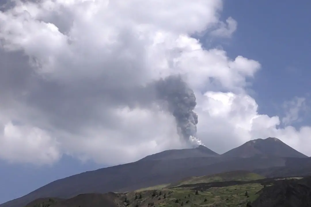 Etna, attività stromboliana alla Voragine ed emissione di cenere
