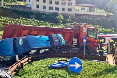 Schianto a Bolzano Nord: due persone incastrate nell'auto