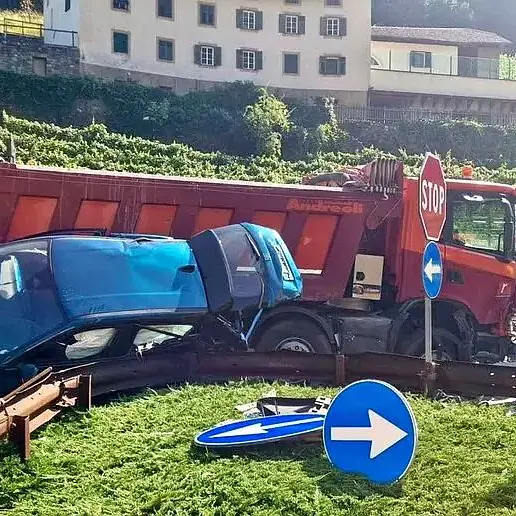 Schianto a Bolzano Nord: due persone incastrate nell'auto