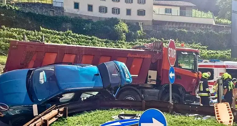Schianto a Bolzano Nord: due persone incastrate nell'auto