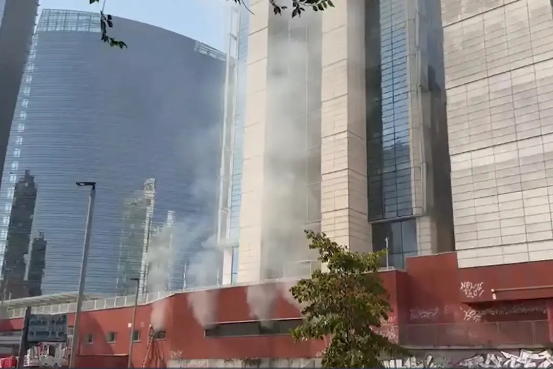Milano, principio d'incendio alla stazione Garibaldi: intossicati due vigili del fuoco