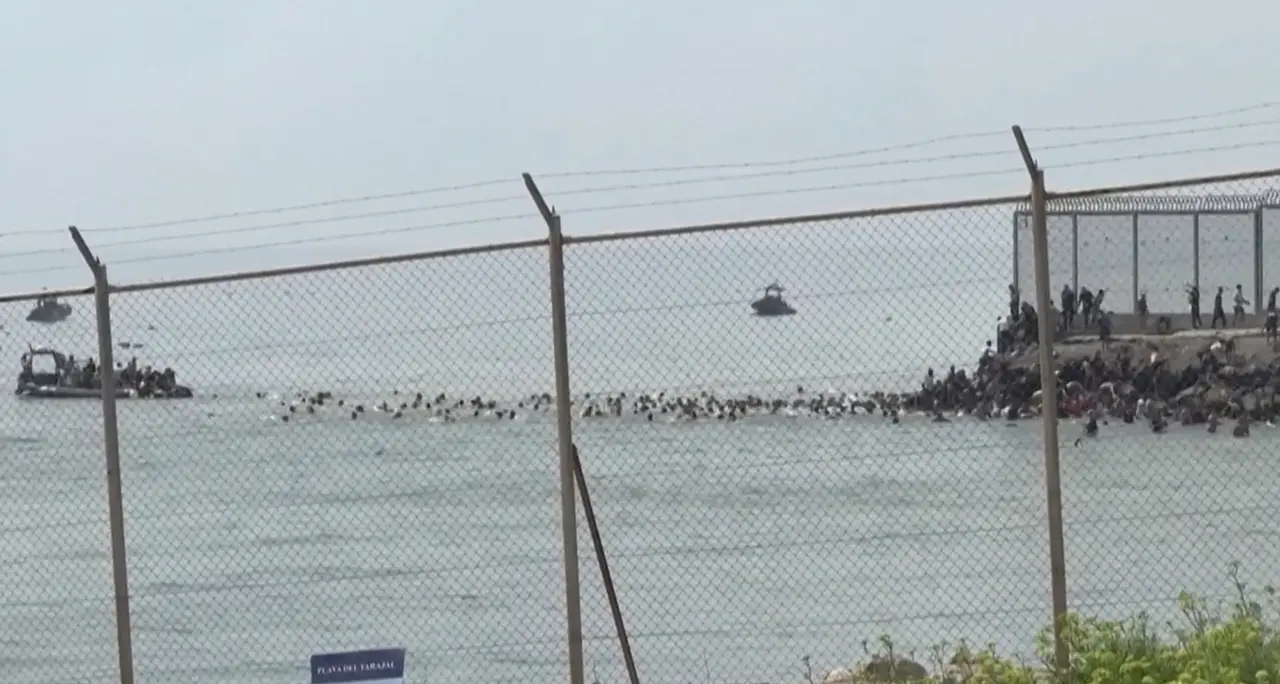 Centinaia di migranti raggiungono Ceuta via mare