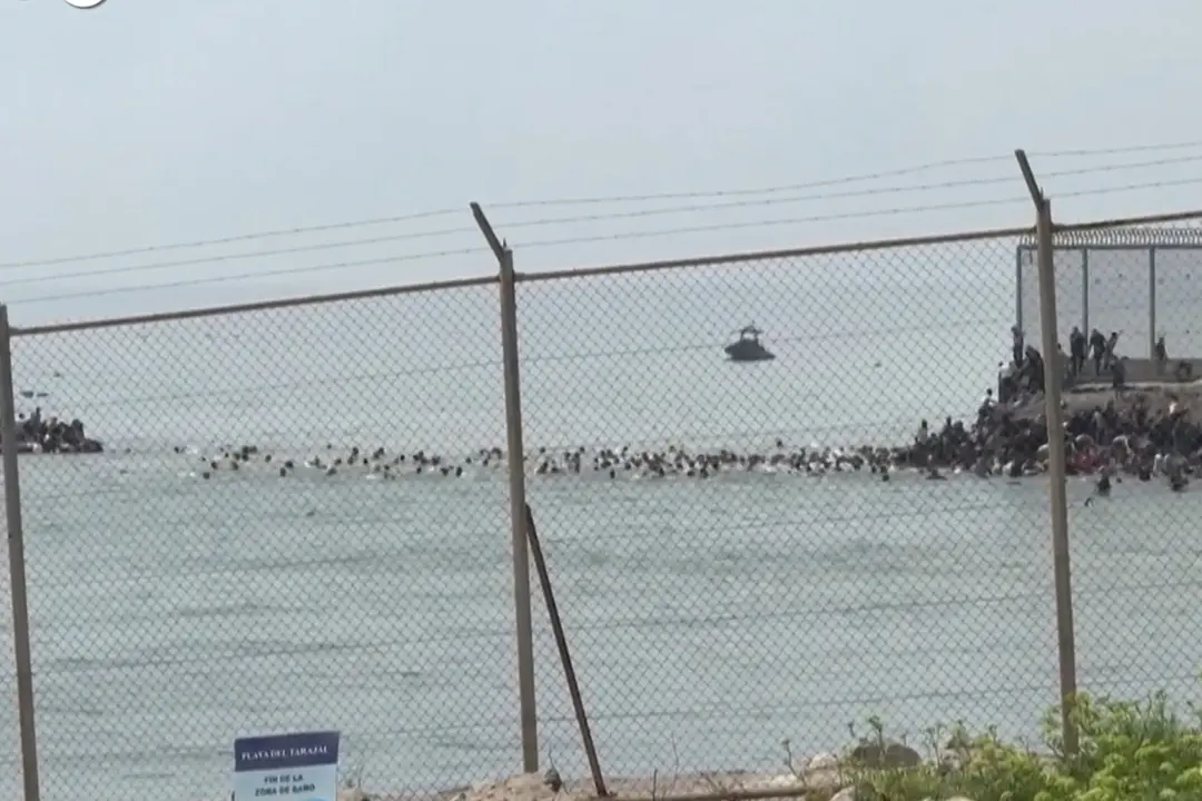 Centinaia di migranti raggiungono Ceuta via mare