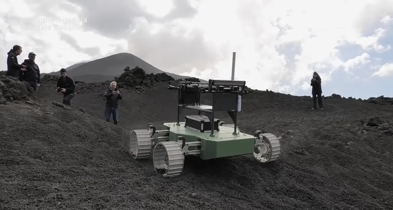 L'Agenzia spaziale italiana testa il \"Rover Etna\" sul vulcano
